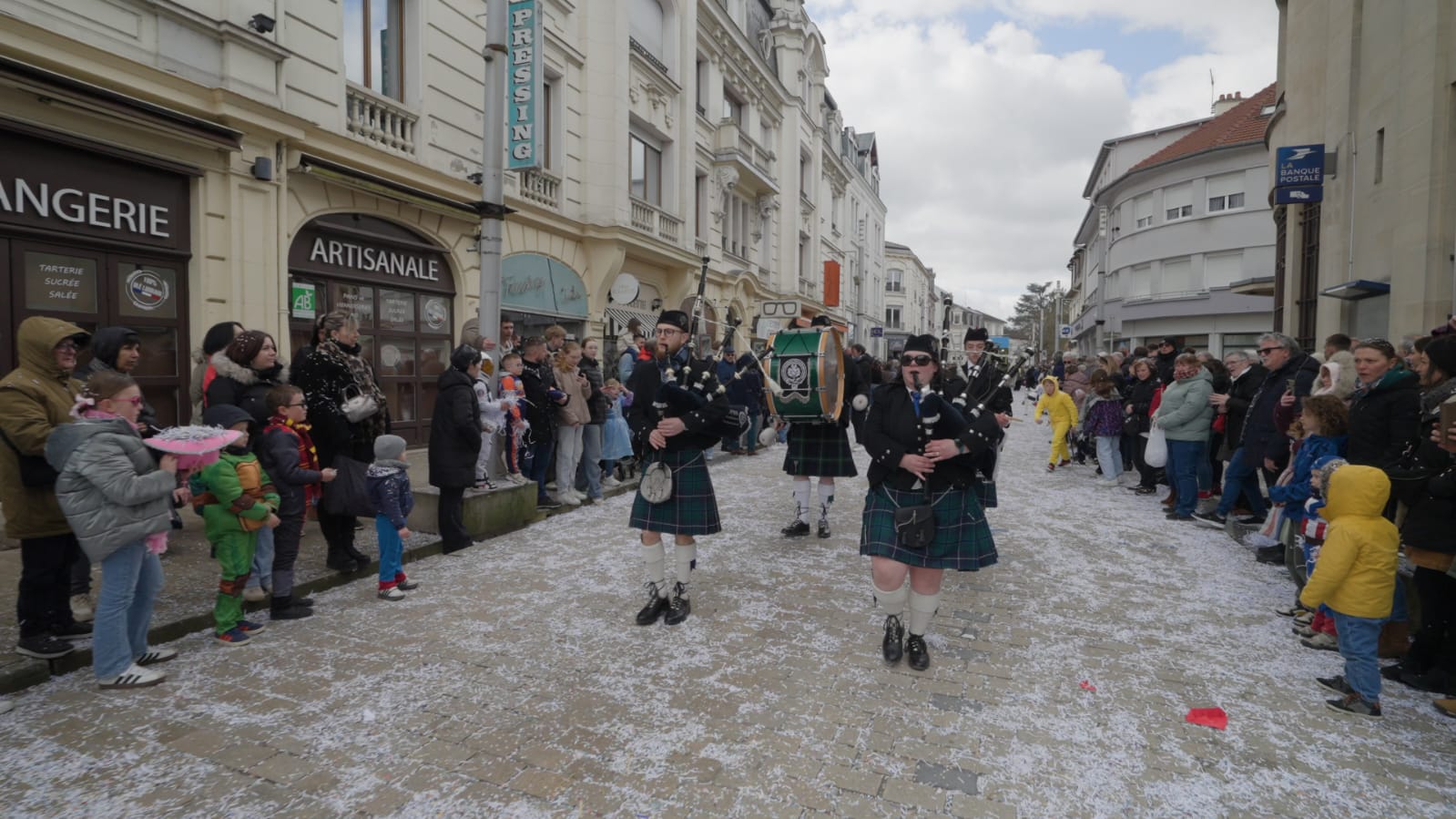 Carnaval de Vittel avec les cornemuses du Pipe Band de Strasbourg