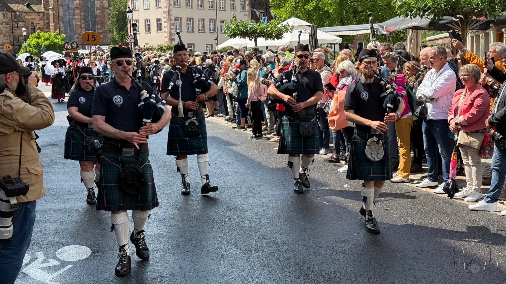 Défilé de la Pentecôte de Wissembourg avec des cornemuses du Pipe Band de Strasbourg