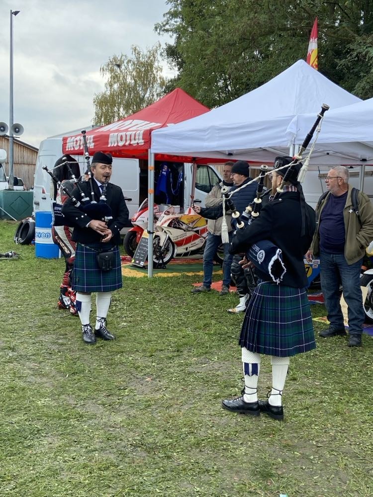 Concert de cornemuse lors d'un rassemblement de motos anciennes et de motards